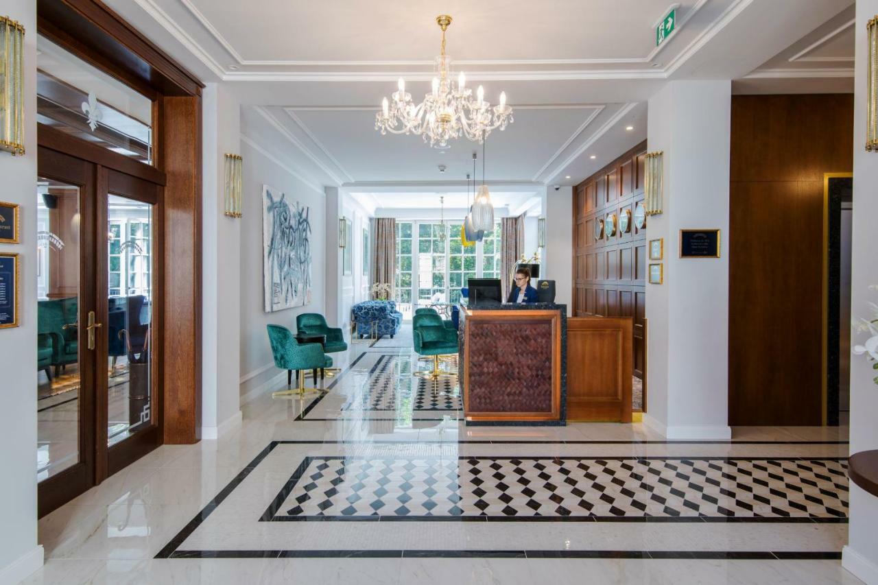 Palace Art Hotel Пезінок Екстер'єр фото